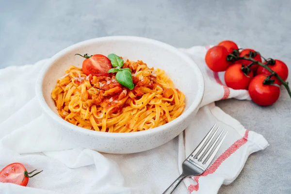 Piatto Fettuccine Appena Cotte Fatte Casa Con Sugo Pomodoro Cremoso — Foto Stock