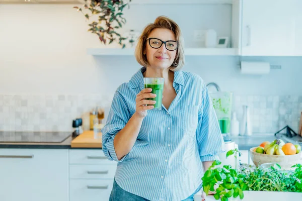 Smiling Middle Aged Woman Just Made Glass Detox Shake Green — Stock Photo, Image