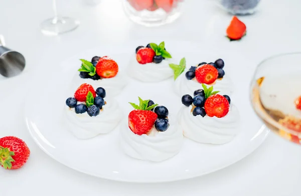 Close Meringue Pavlova Cakes Fresh Strawberries Blueberries Mint White Plate — Stockfoto