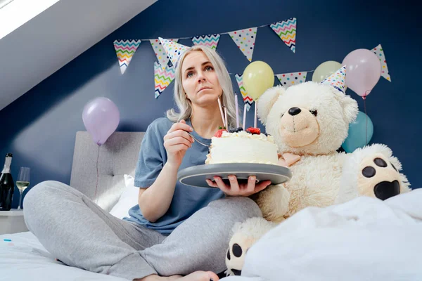 Triste Donna Sconvolta Pigiama Cappello Partito Mangiare Cucchiaio Sua Torta — Foto Stock