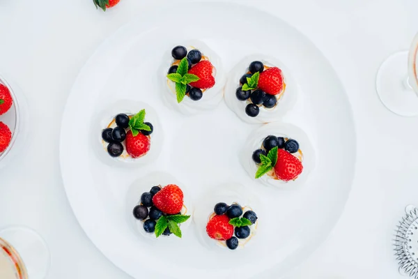 Top View Meringue Dessert Pavlova Cakes Fresh Cream Strawberries Blueberries — Stockfoto
