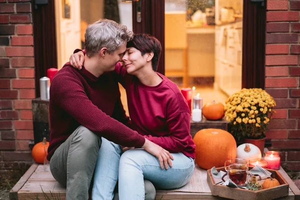 Pasangan Memiliki Tanggal Romantis Teras Rumah Mereka Ide Yang Nyaman — Stok Foto