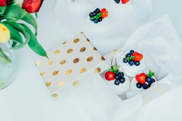 Set Pavlova Meringue Dessert Cakes Fresh Strawberries Blueberries Decorated Mint — Stockfoto