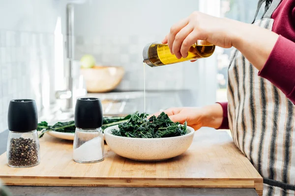 Close Woman Adding Olive Oil While Cooking Kale Chips Healthy — Stock Photo, Image
