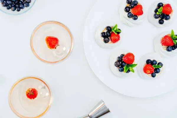 Top View Meringue Pavlova Cakes Fresh Strawberries Blueberries Mint White — Stockfoto