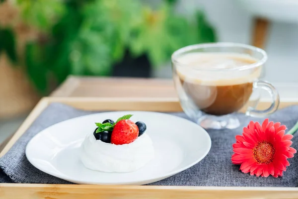 Pavlova Dessert Mini Kuchen Tasse Latte Kaffee Und Frische Gerbera — Stockfoto