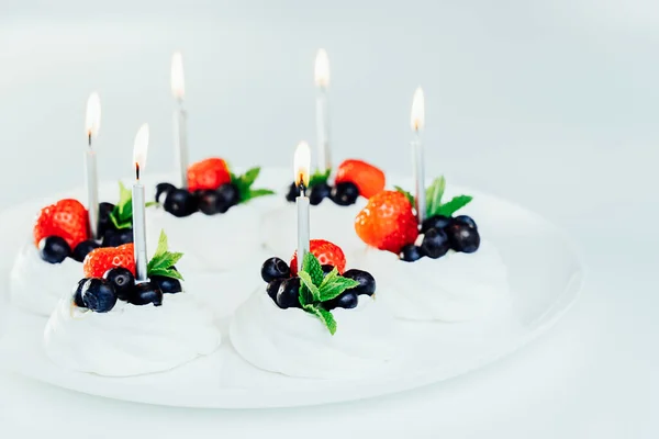 Meringue Dessert Pavlova Cake Nests Fresh Strawberries Blueberries Mint White — Zdjęcie stockowe