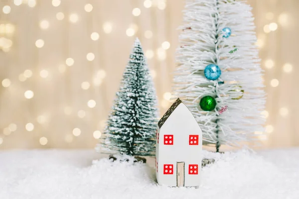 圣诞和新年小房子 雪地里装饰着喜庆的树木 有温暖灯光背景的树的小玩具屋 圣诞装饰品假日和庆祝概念 — 图库照片