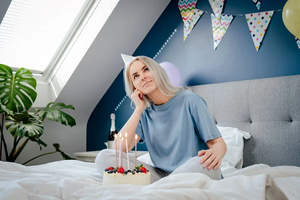 Mujer Sonriente Pensativa Gorra Fiesta Cumpleaños Con Pastel Festivo Con —  Fotos de Stock