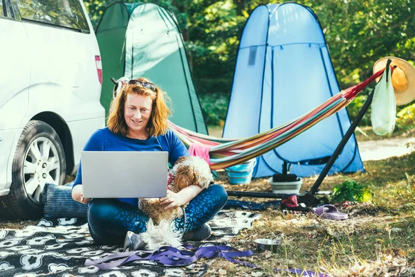 Adult Woman Use Laptop Computer Sitting Her Cockapoo Puppy Camper — Stockfoto