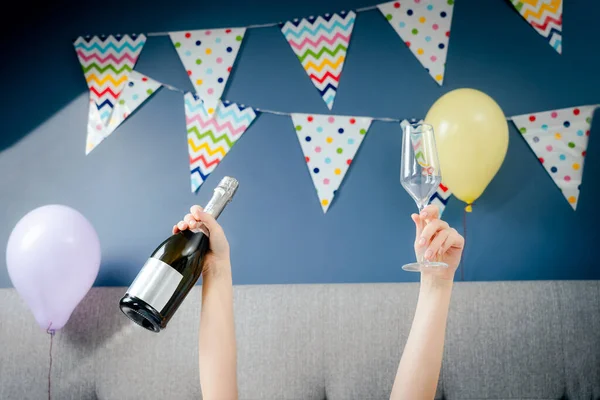 Руки Жінки Пляшкою Склянкою Шампанського Лежать Ліжку Спальні Прикрашені Повітряними — стокове фото