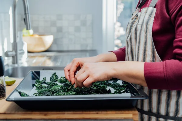 Close Woman Laying Out Teared Curly Green Kale Leaves Baking — Stok fotoğraf