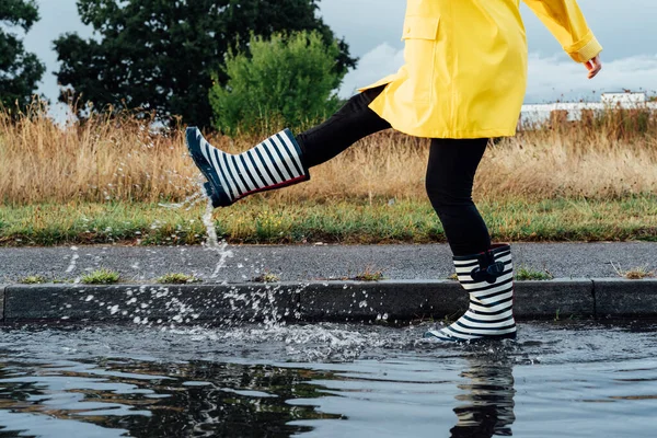 Mujer Divirtiéndose Calle Después Lluvia Mujer Recortada Con Botas Goma — Foto de Stock