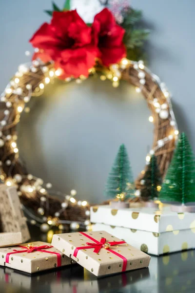 圣诞作文 配有礼品盒 红灯笼 小小的圣诞树装饰和淡淡的花环 放在灰色墙壁背景的黑色桌子上 节日家居装饰 斯堪的纳维亚风格 复制空间 — 图库照片