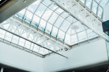 Pencereli cam tavan. Alışveriş merkezi, iş merkezi, seçici odak, kopyalama alanı