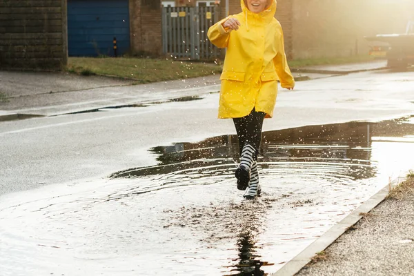 Mulher Divertindo Rua Depois Chuva Mulher Cortada Usando Botas Borracha — Fotografia de Stock