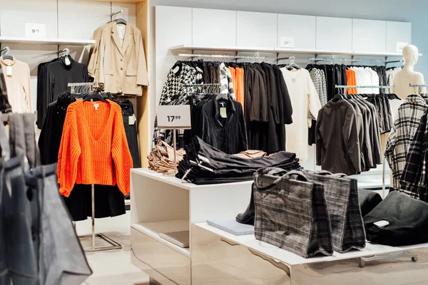 Saisonnière Clothing Hanger Modern Shop Mass Market Assortissez Votre Tenue — Photo