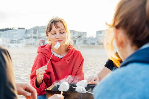 Eine Gruppe Junger Freunde Prostet Marshmallows Strand Aktive Teenager Freien — Stockfoto