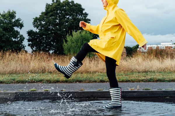 Mujer Divirtiéndose Calle Después Lluvia Mujer Recortada Con Botas Goma — Foto de Stock