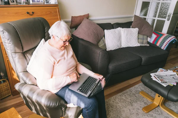 Abuela Mayor Sentada Sillón Mirando Pantalla Del Portátil Mujer Madura —  Fotos de Stock