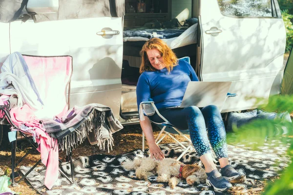 Mujer Adulta Trabajando Ordenador Portátil Sentada Silla Viaje Con Cachorro — Foto de Stock