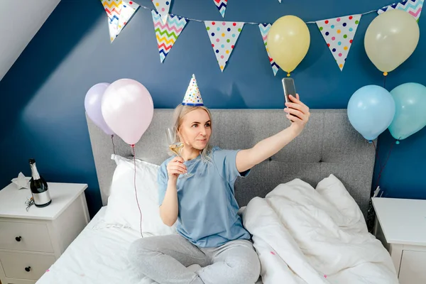 Счастливая Эмоциональная Женщина Пижаме Кепке Вечеринок Делает Селфи Мобильному Телефону — стоковое фото