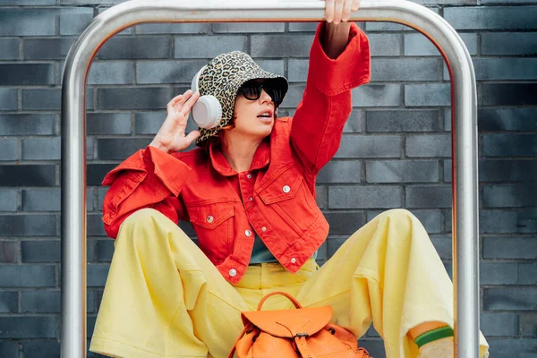 Hipster Mujer Joven Moda Ropa Brillante Gafas Sol Sombrero Cubo — Foto de Stock