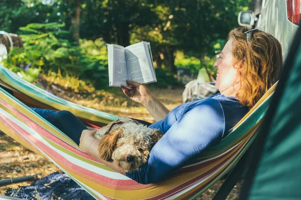 Mujer Adulta Relajante Leer Libro Mientras Está Acostado Hamaca Con — Foto de Stock