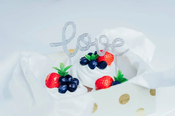 Set Von Pavlova Baiser Desserttorten Mit Frischen Erdbeeren Und Blaubeeren — Stockfoto