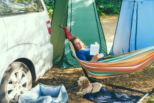 Mujer Adulta Relajante Leer Libro Mientras Está Acostado Hamaca Con — Foto de Stock