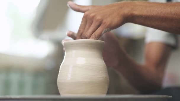 制作陶瓷餐具时，陶工用陶土做了一个投手，近距离观察了手工、手工、陶瓷作坊. — 图库视频影像