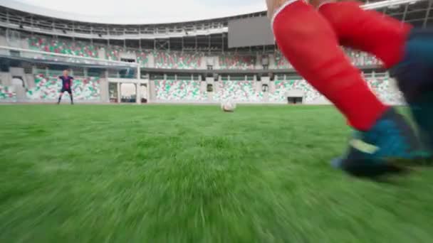 I giocatori di calcio giocano a calcio su uno stadio, attaccante colpisce e segna un gol, giornata di allenamento sul campo di calcio, 4k rallentatore. — Video Stock