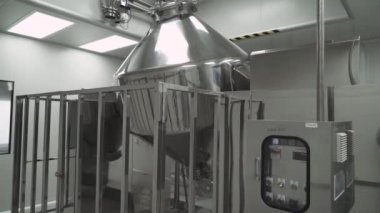 İlaç ve tablet üretimi, toz karışımı hazırlama ve tıbbi malzemelerin karıştırılması, rotasyon, eczane ve farmakoloji süreci için özel krom kaplama karıştırma tankı görüntüsü.