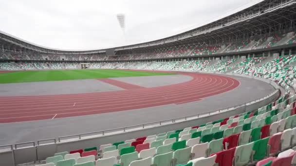 Arquitetura de instalações desportivas, vista de um estádio de futebol vazio, instalações desportivas para os Jogos Olímpicos. — Vídeo de Stock