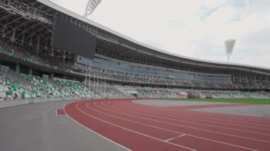 Modern olimpiyat ve futbol stadyumu, spor tesislerinin mimarisi, boş bir futbol stadyumu manzarası..