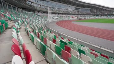 Modern olimpiyat ve futbol stadyumu, spor tesislerinin mimarisi, salgın sırasında boş futbol stadyumunun manzarası.