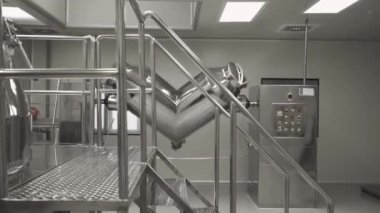 İlaç ve tablet üretimi, toz karışımı hazırlama ve tıbbi malzemelerin karıştırılması için özel bir krom kaplama mikser tankı görüntüsü, rotasyon süreci.