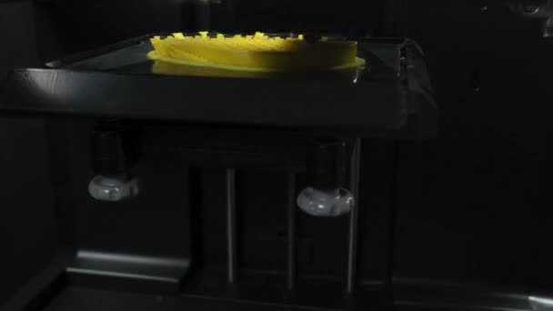 Moderne Technologien, 3D-Drucker druckt das gelbe Modell des Kopfes, Zeitraffer, der Prozess des Drucks des Gesichtsmodells auf dem 3D-Drucker. Beschleunigtes Video. — Stockvideo