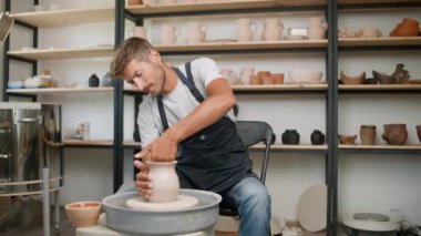 Erkek seramikçi çamurdan sürahi yapar, el yapımı sofra takımı, çömlek atölyesi.