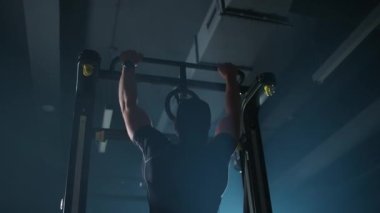 Yavaş çekim, tekerlekli sandalyedeki engelli atlet yatay çubukta barfiks çekiyor, beden eğitimi ve fiziksel aktivite, engelli insanlar....