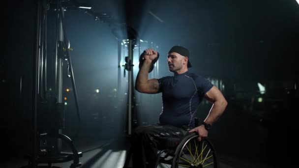 Funktionshindrade idrottare i rullstol utför övningar med hantlar, gymträning och fysisk aktivitet, personer med funktionsnedsättningar. — Stockvideo