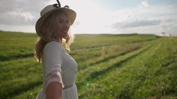 Volg mij, zomer wandeling door het veld met een mooie vrouwelijke, first-person view, een vrouw hand in hand en leidt door het koolzaad veld op een zonnige dag, pov, 4k slow motion. — Stockvideo