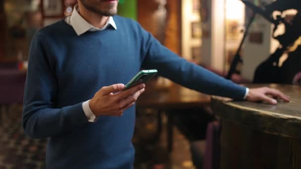 Salgın sırasında erişim modu, restoran çalışanı ziyaretçi QR kodlarını tarıyor restorana giriş için, tecrit sırasında yaşam süresi, aşılı ziyaretçi tanımlaması için akıllı telefon kullanan personel. — Stok video