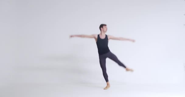 优雅的男子，芭蕾舞演员表演杂技元素和食人鱼，白色背景的芭蕾舞，4k 50fps. — 图库视频影像