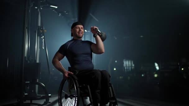 Movimento lento, atleta com deficiência em cadeira de rodas realiza exercícios com halteres, levantamento de pesos, pessoas com deficiência. — Vídeo de Stock