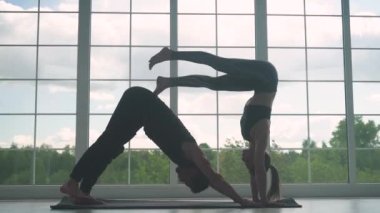 Sağlık, erkek ve kadın birlikte yoga yapar, stantlar ve kas esnetme, genç bir çiftin eklem eğitimi.