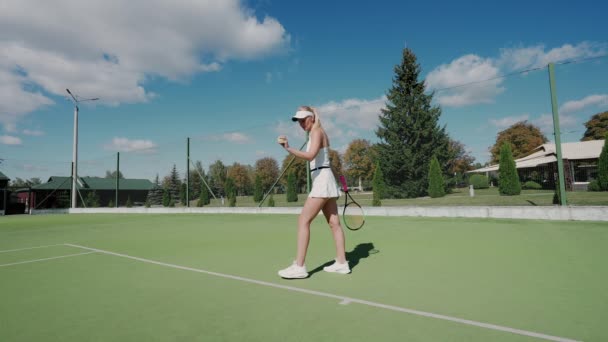 Profesionální ženský tenista odpaluje míček raketou, cvičná hra na tenisovém kurtu, servíruje míček během tenisového zápasu, zpomaluje 4k. — Stock video