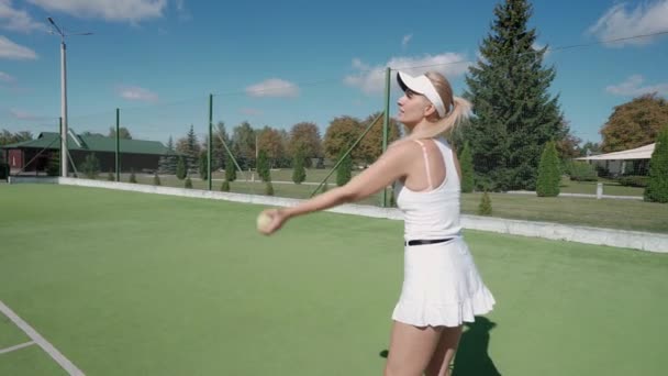 Профессиональный теннисист бьет по мячу ракеткой, тренируется на теннисном корте, женщина подает мяч во время теннисного матча, 4k замедленной съемки. — стоковое видео