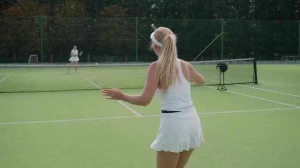 Вид сзади теннисистка бьет по мячу рейсом, женщина отбивает подачу соперницы во время теннисного матча, активная игра, 4k 50fps. — стоковое видео