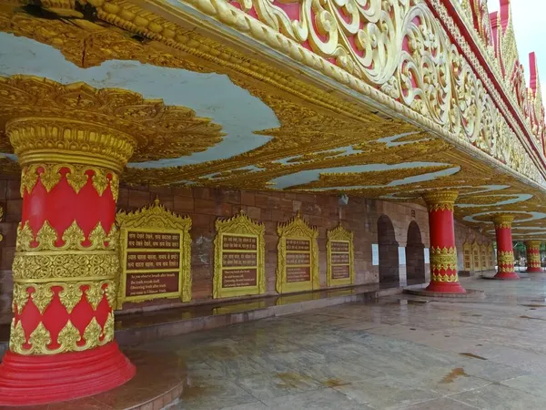 Global Vipassana pagoda mumbai 'nin içi